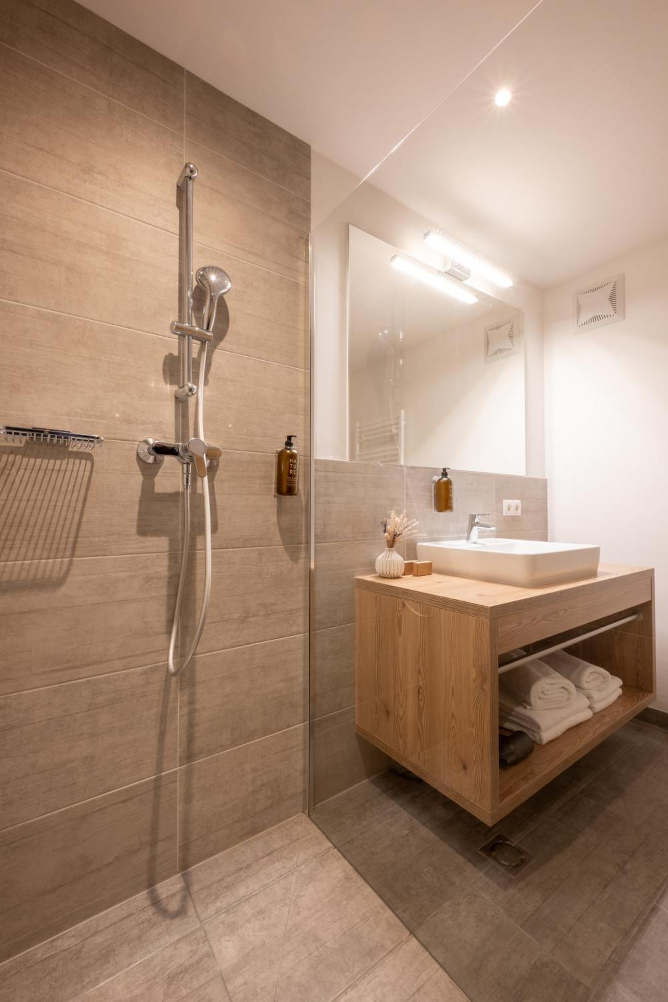 2 kleine Doppelzimmer mit Verbindungstür und Balkon
