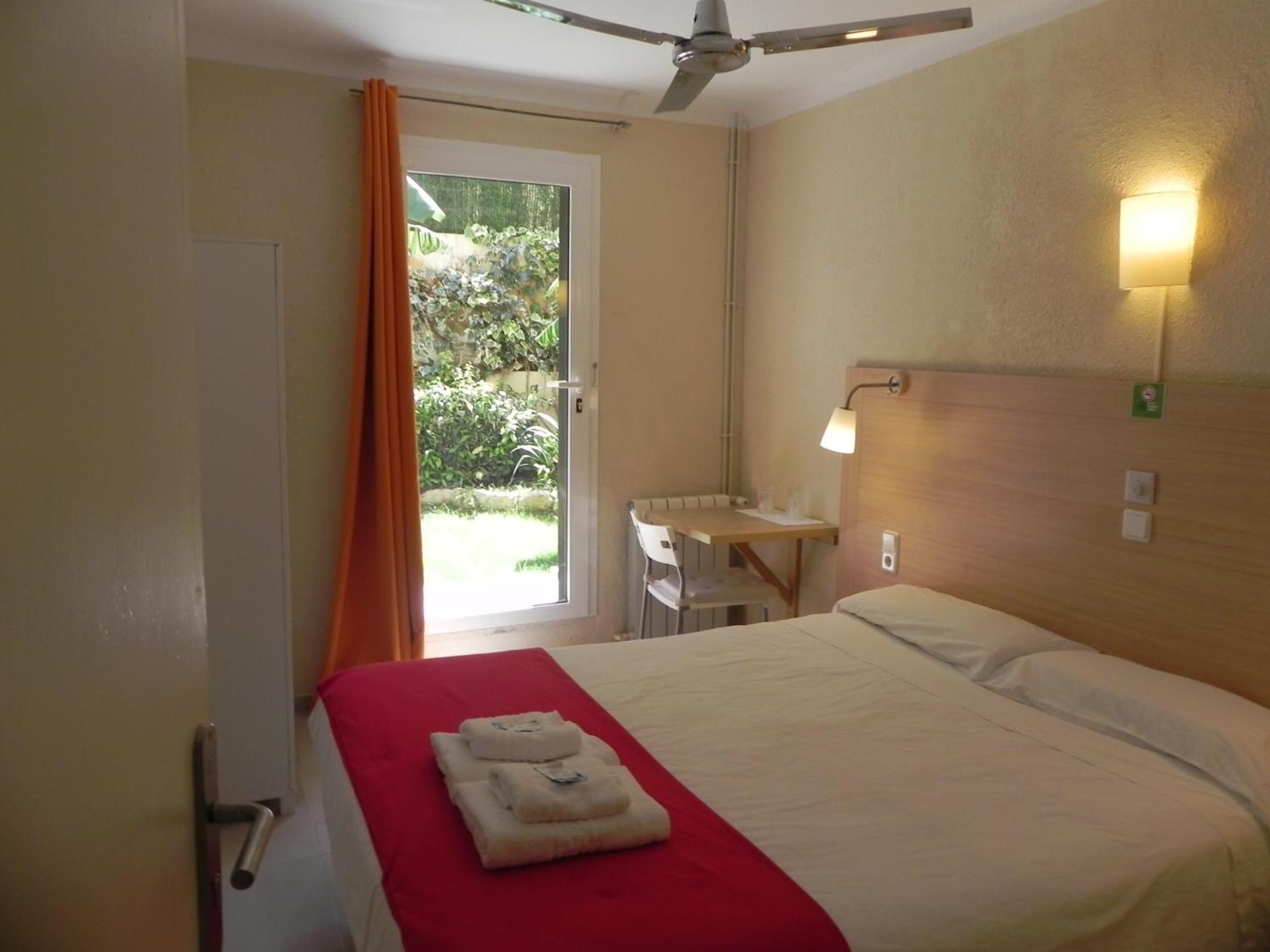 Doppel-/Zweibettzimmer mit Balkon